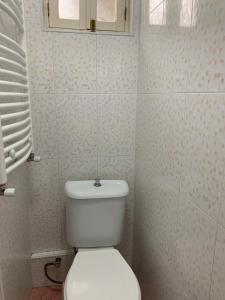 baño con aseo blanco en una habitación en Sayat Nova Apartments, en Tiflis