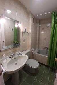 uma casa de banho com um lavatório, um WC e uma banheira em Alicante & Urban Center em Alicante