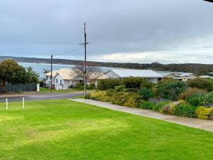a street with houses and a green lawn at Sunny Brae in Emu Bay