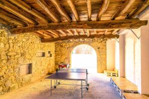 un tavolo in una stanza con un muro in pietra di 137 Private family home -8 min from historic center a Vila Nova de Gaia