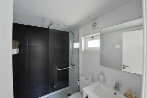 un bagno con doccia, WC e lavandino di 137 Private family home -8 min from historic center a Vila Nova de Gaia Altre 11 foto