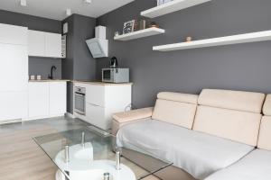 sala de estar con sofá y mesa en Republiki Korczakowskiej Ferienwohnung, en Cracovia