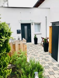 un patio con una puerta negra y una valla en SWEET HOME OUTLETCITY, en Metzingen