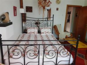 Schlafzimmer mit einem schwarzen Metallbett mit Kissen in der Unterkunft Apartament Anca in Timişoara