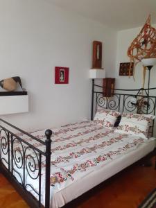 1 dormitorio con cama negra y almohadas rojas en Apartament Anca, en Timisoara
