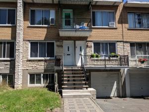 Galeriebild der Unterkunft Spacious basement one bedroom apartment, WiFi. in Montreal