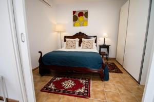 ラスパルマス・デ・グランカナリアにあるÁtico terraza Las Canterasのベッドルーム1室(ベッド1台付)