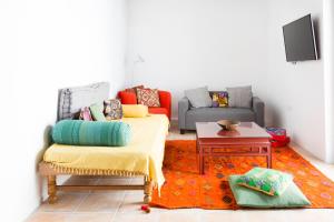 ein Wohnzimmer mit einem Sofa und einem Tisch in der Unterkunft Noguera Casa Rural Casa de Poble in Jalón