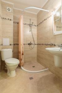 uma casa de banho com um WC, um lavatório e um chuveiro em Villa Brigantina em Sunny Beach
