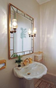 フランクフルト・アム・マインにあるホテル パルメンホフのバスルーム(白い洗面台、鏡付)