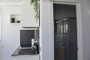 kuchnia ze zlewem i blatem w obiekcie Apartamento muy cercano a playas y pueblo Puerto del Carmen w Puerto del Carmen