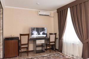 En TV eller et underholdningssystem på VOYAGE HOTEL
