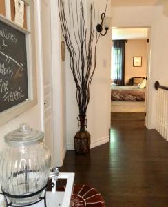 a hallway with a vase with a plant in it at Au Gré Du Temps - Gîte B&B in Shefford