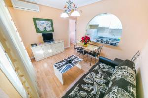 a living room with a couch and a table at Homely Apartments Calle Apolo in Torrevieja