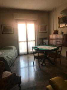 a living room with a table and chairs and a window at Alloggio Galli in Cremona