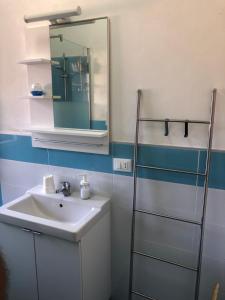 ein Badezimmer mit Waschbecken und Spiegel in der Unterkunft Villa Violetta in Carini + 24 Fotos