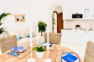 波西塔諾的住宿－Gema Suites，一间带木桌和椅子的用餐室