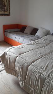 ピーラにあるPila Terrasse Bellevueのベッド2台が隣同士に設置された部屋です。