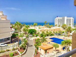 een luchtzicht op een resort met een zwembad bij Borinquen Sky Apartments in Playa de las Americas