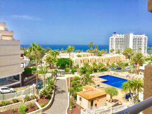 eine Luftaufnahme eines Resorts mit Swimmingpool in der Unterkunft Borinquen Sky Apartments in Playa de las Americas
