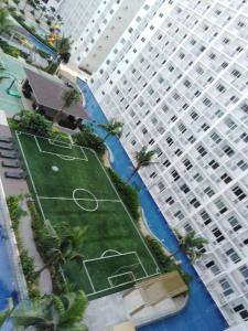 uma vista aérea de um grande edifício branco com um campo de futebol em Jones Shore Residences em Manila