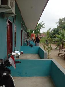 Raja Ampat Sandy Guesthouse的阳台或露台