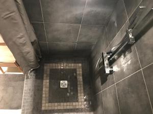 Bilik mandi di Studio de Charme à la Roquette