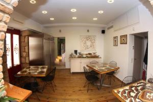 - une cuisine avec deux tables et des chaises dans une pièce dans l'établissement Messini Pension, à Nauplie
