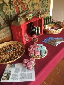 a table with two plates of food and baskets on it at Agriturismo Gelso in Castellana Sicula