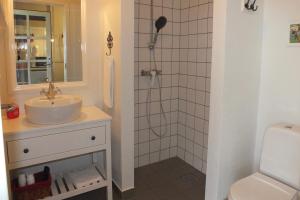 y baño con lavabo y ducha. en Pension Lærkelill en Skovlund