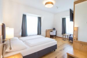 Postel nebo postele na pokoji v ubytování Adler Hotel & Gasthaus