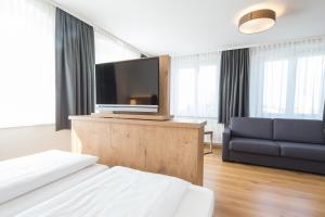 TV a/nebo společenská místnost v ubytování Adler Hotel & Gasthaus