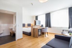 Postel nebo postele na pokoji v ubytování Adler Hotel & Gasthaus