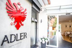 ノネンホルンにあるAdler Hotel & Gasthausの建物脇の売人看板