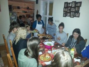 um grupo de raparigas sentadas à volta de uma mesa a comer comida em Ecole Lodge Antananarivo em Mahitsy