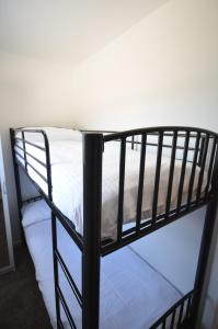 チチェスターにあるPremium Lake Lodgesの黒い二段ベッド(白いシーツ、白い枕付)