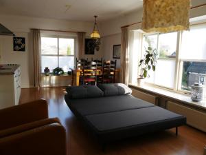 salon z kanapą i stołem w obiekcie d'AldeSkoalle w mieście Molkwerum +33 zdjęcia