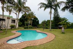 uma piscina num quintal com palmeiras em 4 The Bridge em St. Lucia