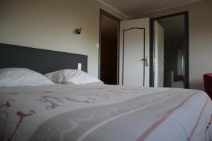 מיטה או מיטות בחדר ב-Domaine des Tilleuls