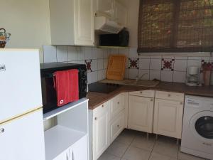Kuhinja oz. manjša kuhinja v nastanitvi Agréable Studio vue mer au Trois Îlets