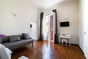 Televízia a/alebo spoločenská miestnosť v ubytovaní Live Florence Guest House
