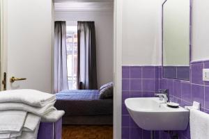 bagno con lavandino e letto di Live Florence Guest House a Firenze