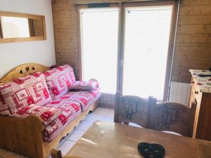 a living room with a couch and a table at balcon des pistes in Les Deux Alpes