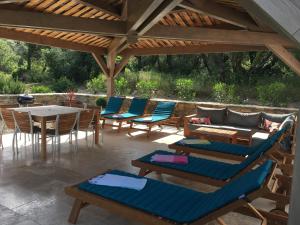 Κήπος έξω από το Domaine Vermentinu