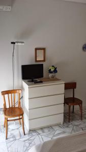 a desk with a computer and two chairs in a room at Verona Amazing River View in Verona