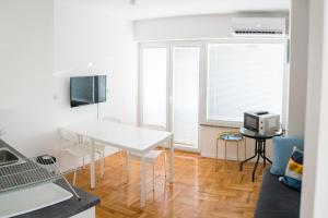 TV a/nebo společenská místnost v ubytování Apartment by Jassi