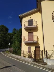 un edificio con due balconi sul lato di Casa Ateleta LU.PA. ad Ateleta