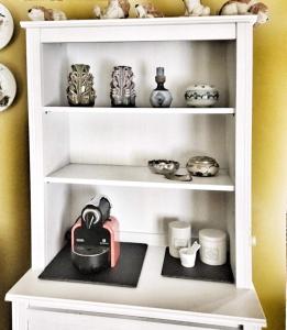 una mensola bianca con teiera e altre ceramiche di Noi Due Guest House - Fubine Monferrato a Fubine