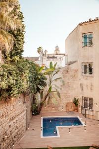 basen na dziedzińcu budynku w obiekcie ASTUTO Boutique Jerez - Adults Only w mieście Jerez de la Frontera