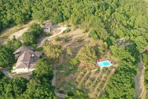 una vista aerea di una tenuta con una casa e una piscina di Agriturismo Podere Costarella a Radicondoli